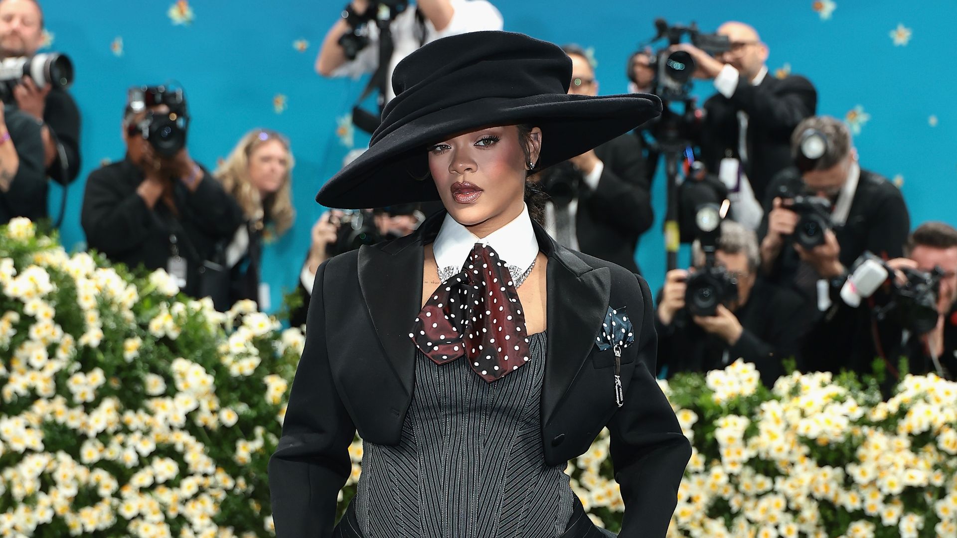 So-stylish-pr-sentiert-Rihanna-ihren-wachsenden-Babybauch