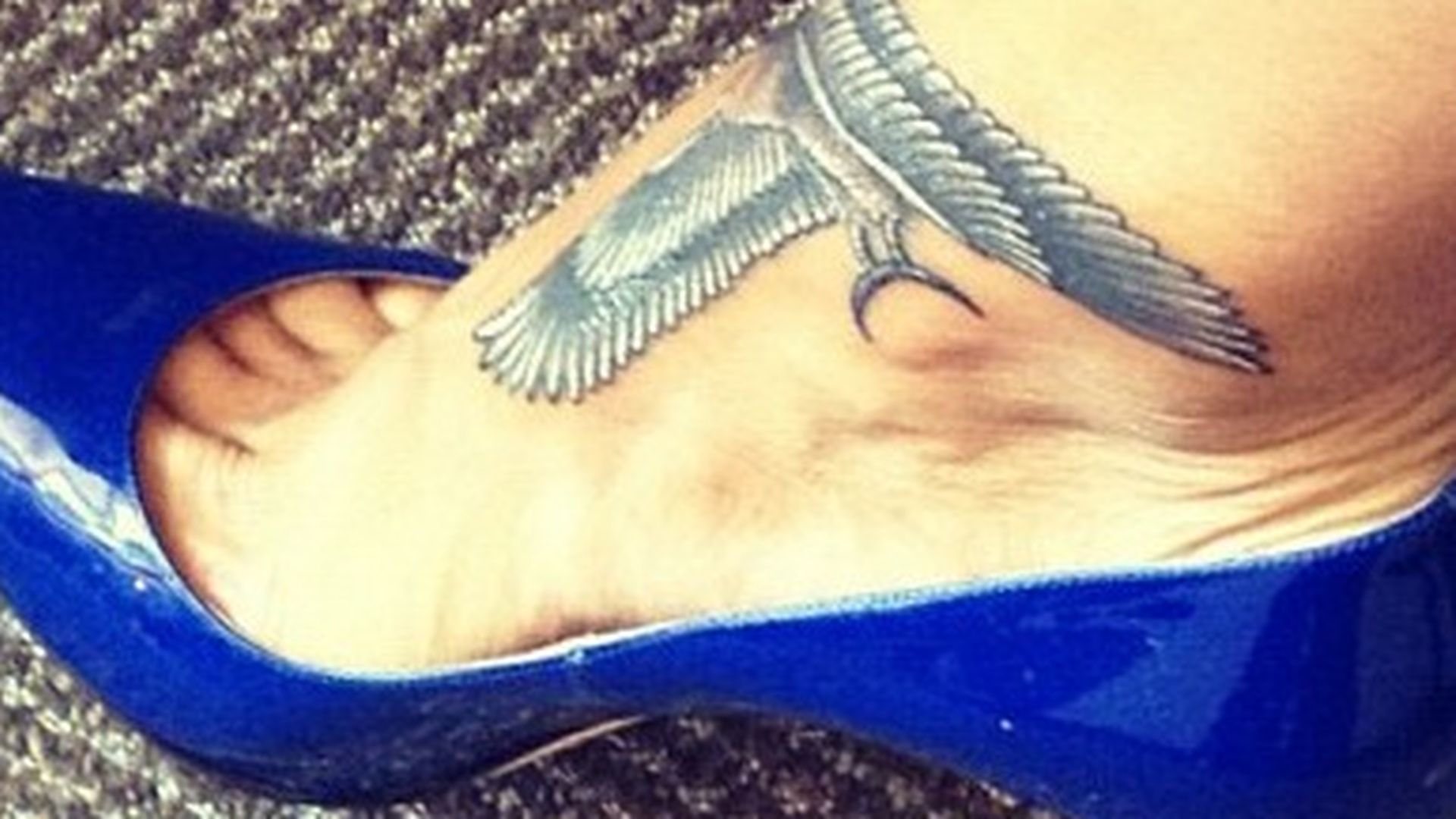 Rihanna hat ein neues Tattoo! Pistole oder Falke? Promiflash.de