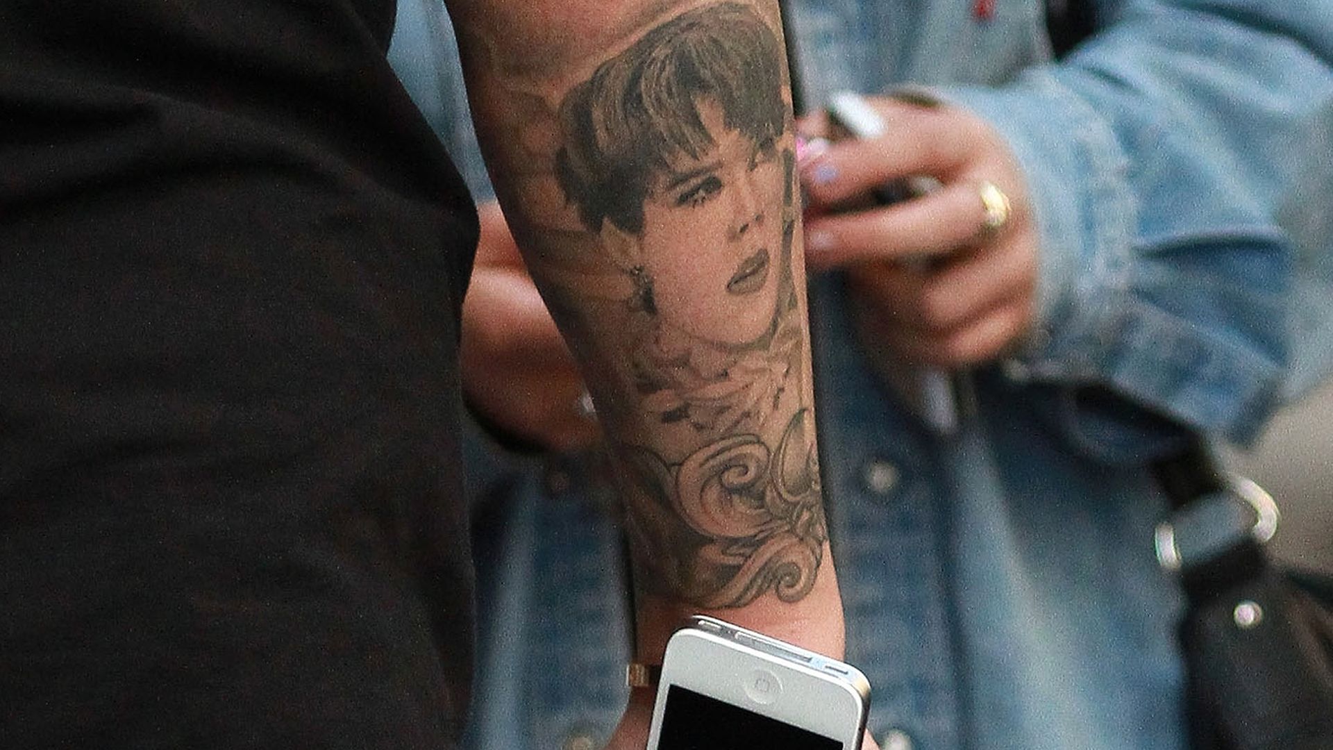 Rob Kardashian Seht hier sein KrisJennerTattoo Promiflash.de