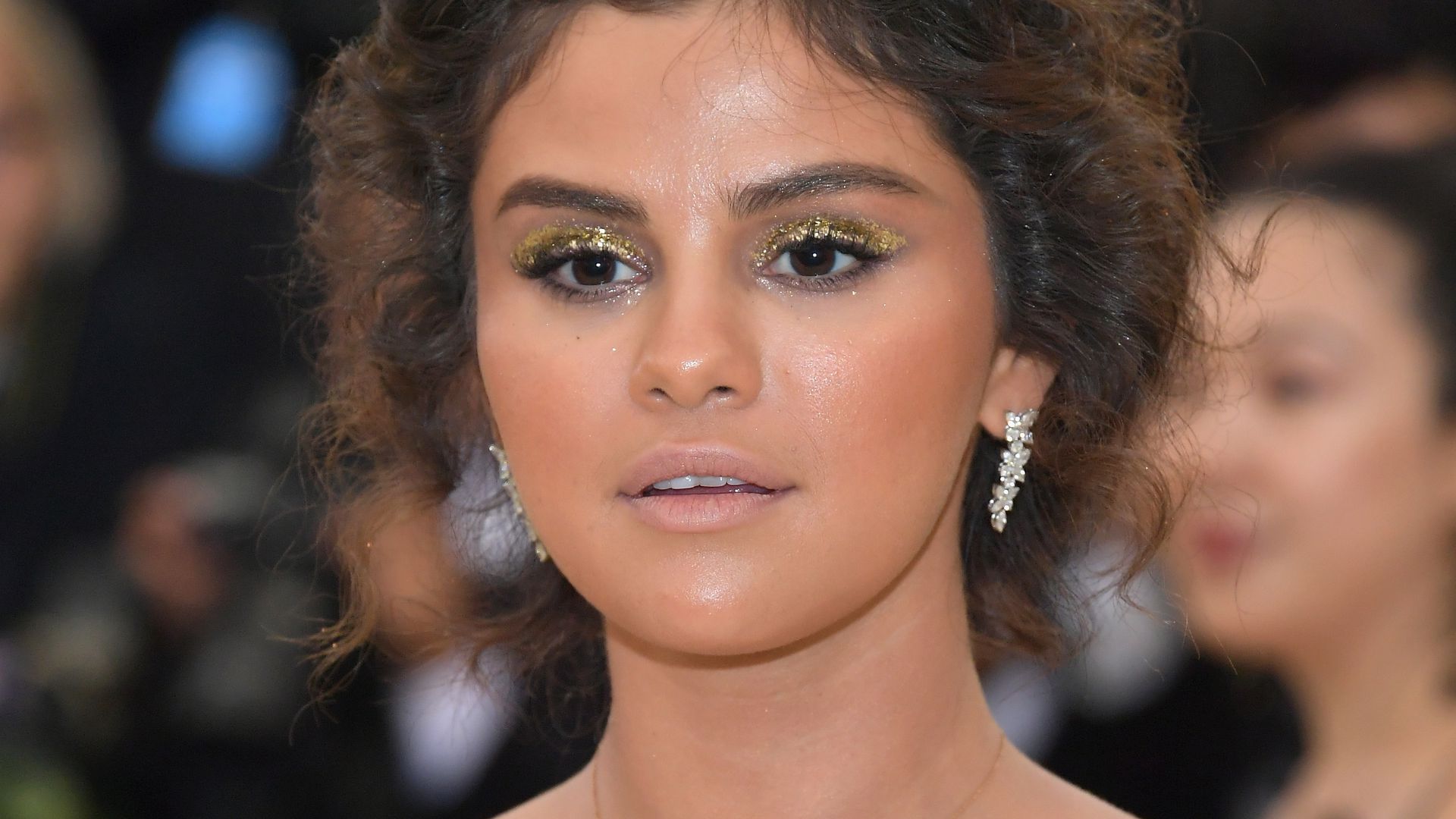 Tapfere Selena Ganz offen zeigt sie OPNarbe im Bikini! Promiflash.de