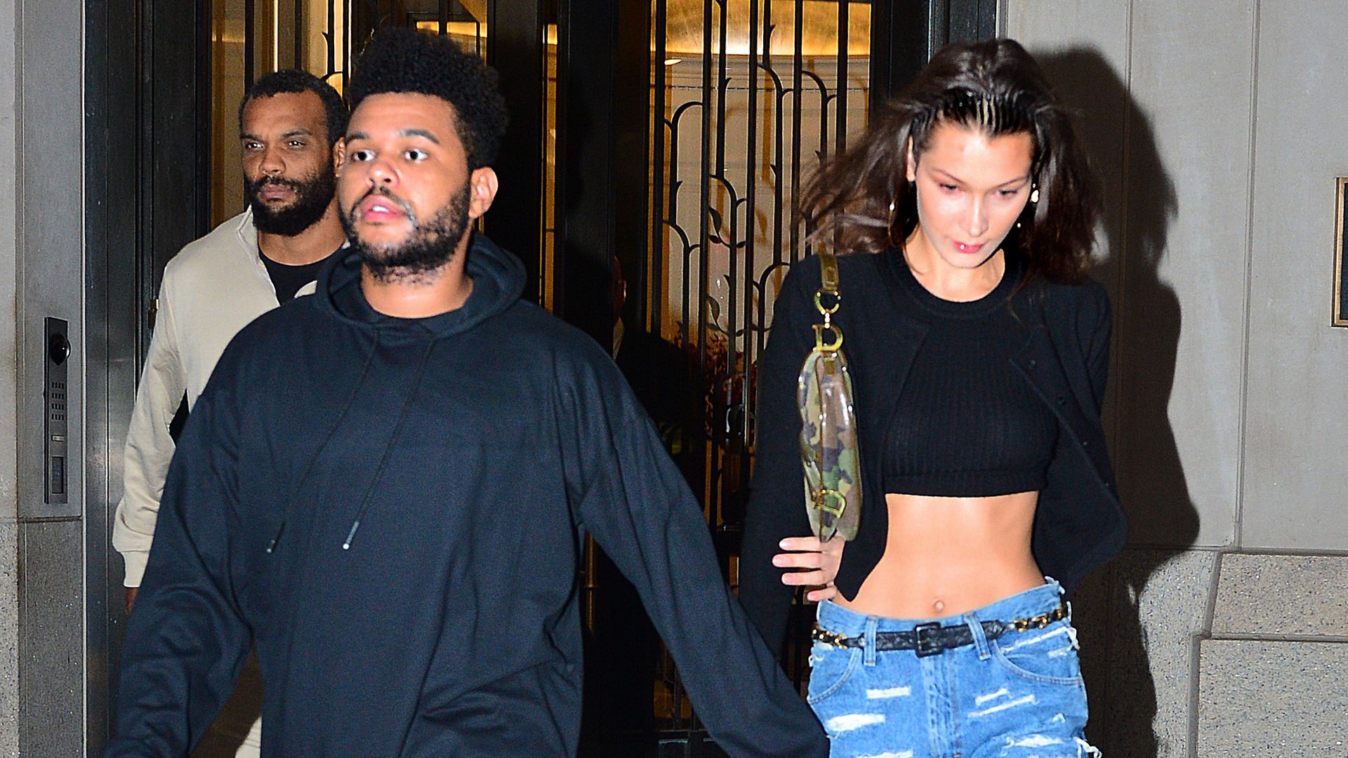 Händchen haltend: The Weeknd & Bella Hadid genießen Date | Promiflash.de