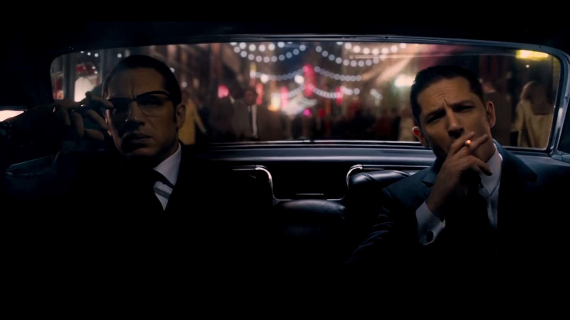 Böse Zwillinge: Tom Hardy fasziniert in einer Doppel-Rolle | Promiflash.de