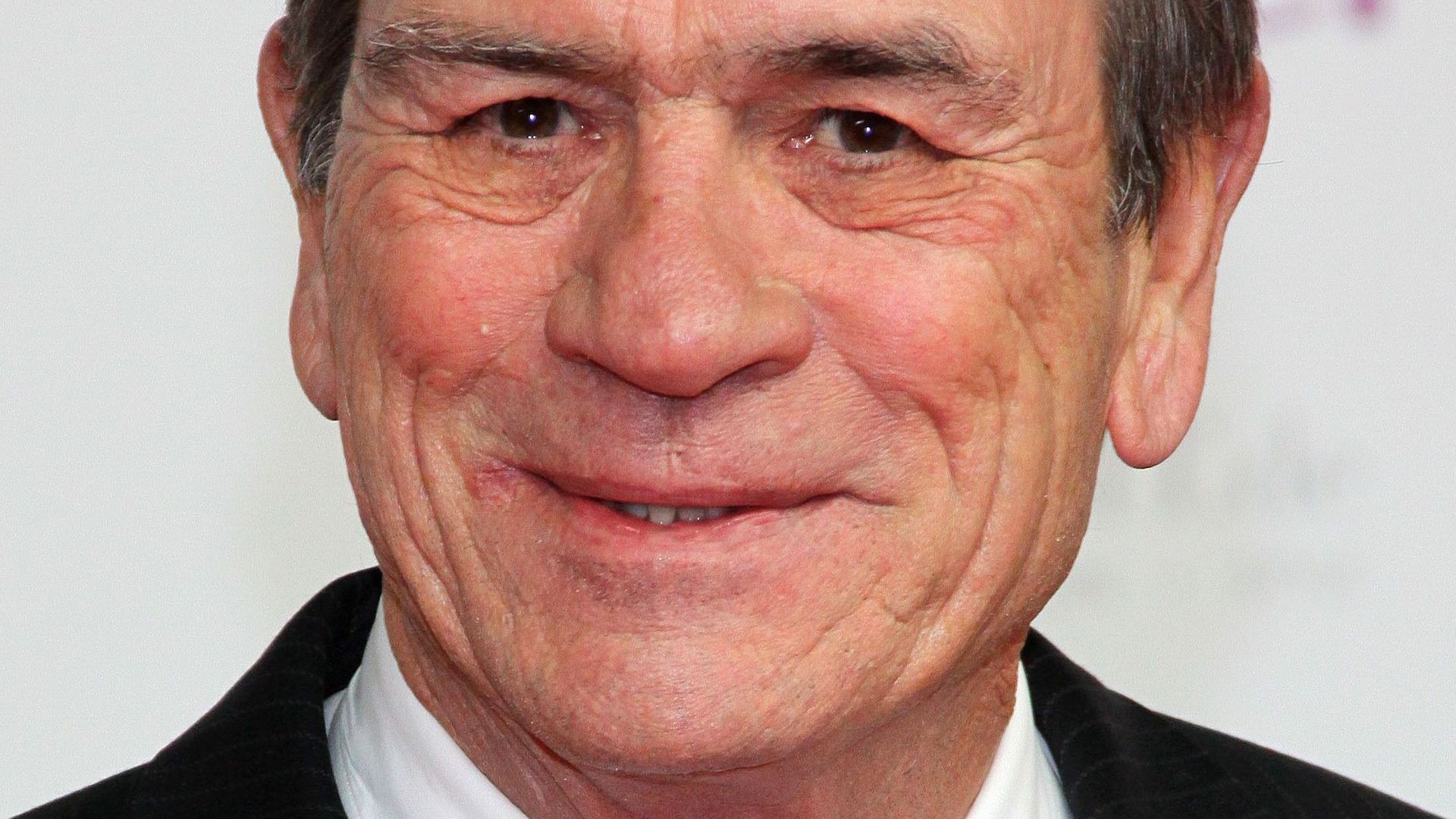 Tommy Lee Jones drehte eine Komödie, weil Promiflash ~ Tommy Lee Jones drehte eine Komödie, weil Promiflash ~ Backofen Qualmt Beim Ersten Mal