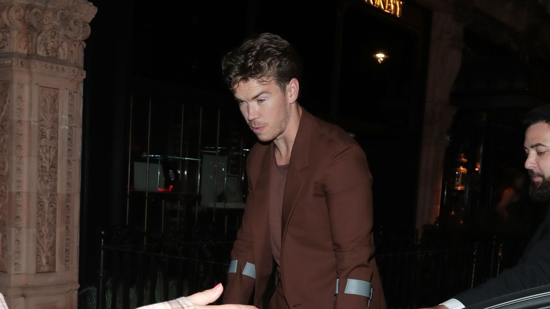 Alles in Ordnung? Will Poulter kommt auf Krücken zu Event