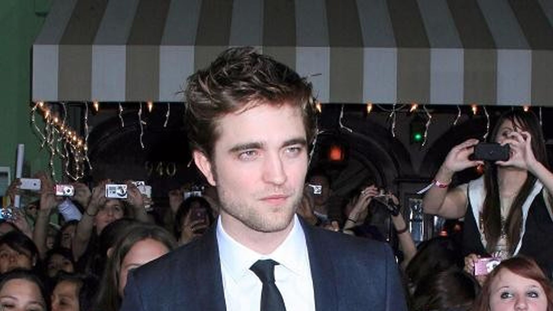 Mädchen, das aus robert pattinson ist