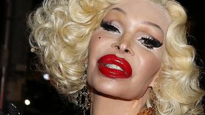Komplett nackt! Amanda Lepore tanzt neben Lil Kim | Promiflash.de