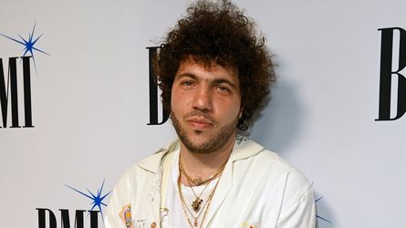 "Ohne Brille": Rapper Ski Aggu nimmt Gesichts-Leak mit Humor