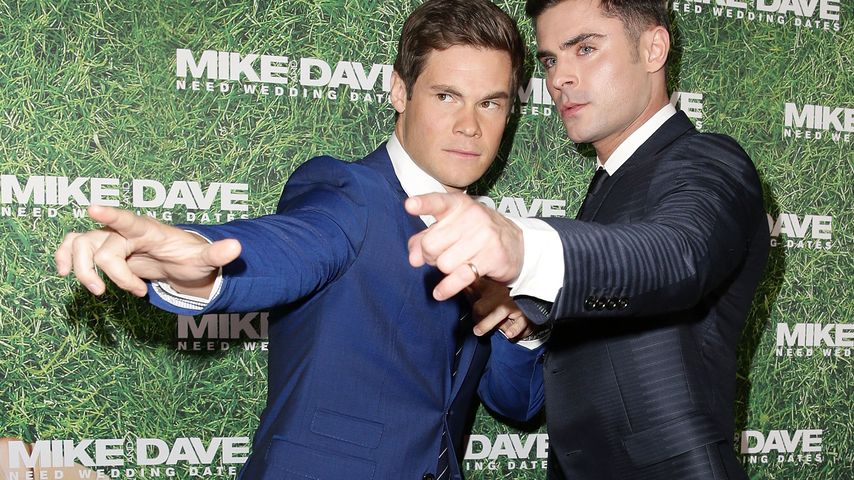 Adam Devine und Zac Efron bei einer Kinopremiere