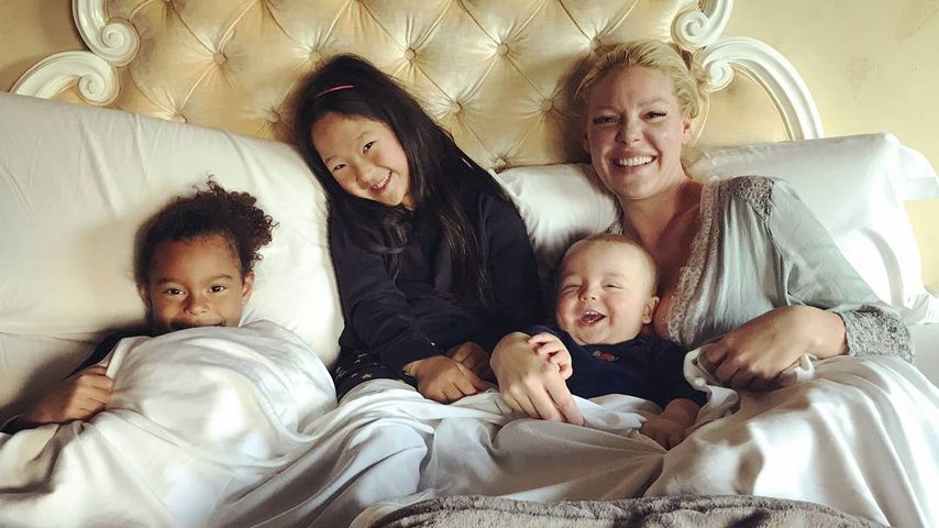 Adelaide, Leigh und Joshua Kelley mit Mama Katherine Heigl