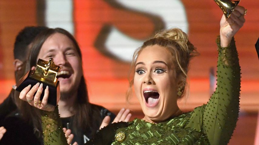 Adele Adkins mit zerbrochenem Award bei der Grammy-Verleihung 2017