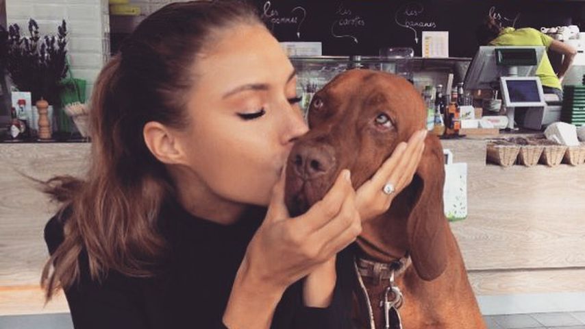 Alena Fritz und ihr verstorbener Hund Dexter