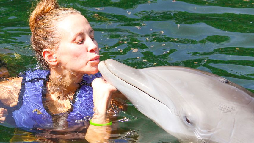 Traum wird wahr: Alessandra Meyer-Wölden schwimmt mit Delfin