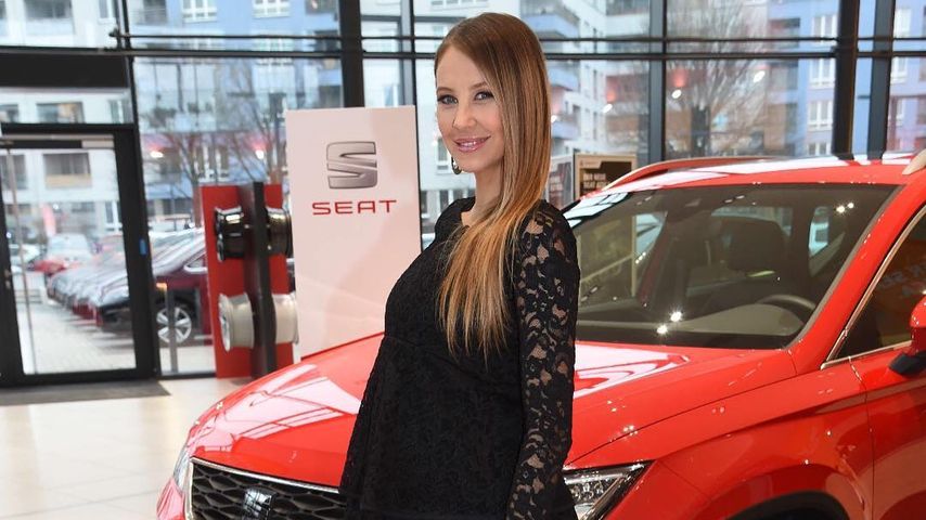Sandy Meyer-Wölden mit Babykugel bei der "Seat Alteca Weihnachtstour"