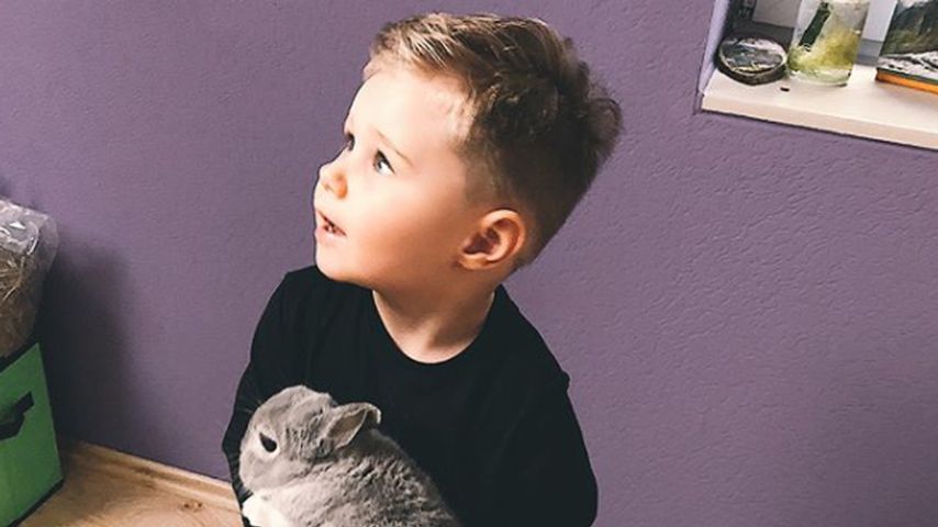 Alessio mit einem grauen Hasen