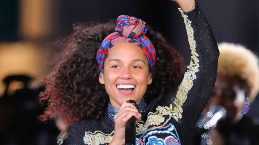 Sängerin Alicia Keys während eines Überraschungskonzerts am Times Square in New York City