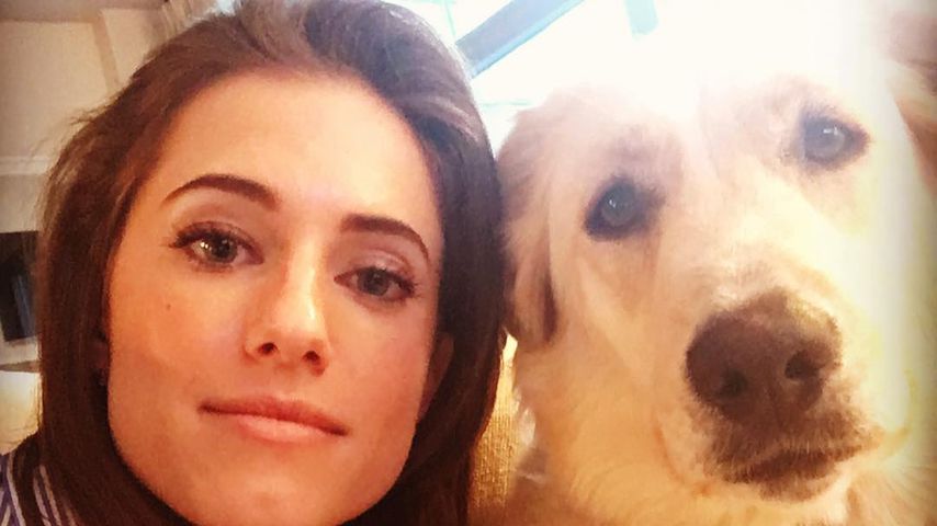 Allison Williams mit ihrem Hund