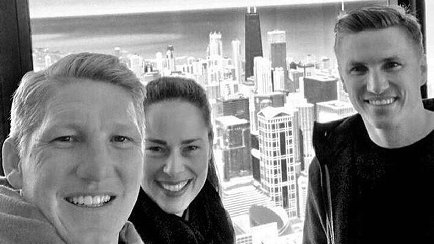 Ana Ivanovic mit Bastian Schweinsteiger und dessen Bruder Tobias