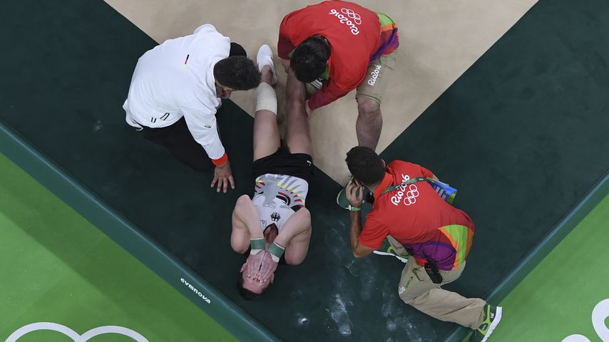 Andreas Toba mit Ärzten nach seiner Verletzung bei den Olympischen Spielen 2016