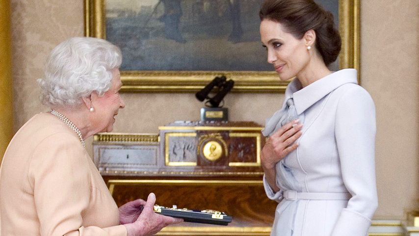 Queen Elizabeth II. und Angelina Jolie