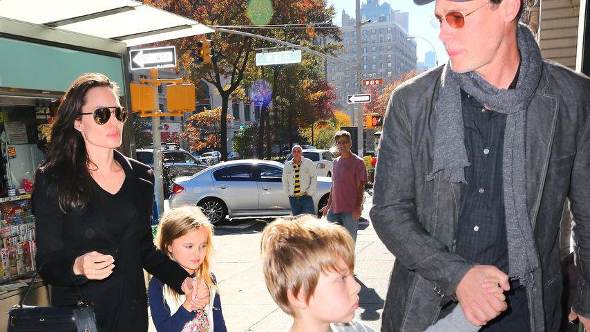 Angelina Jolie, und Brad Pitt mit ihren Zwillingen Knox und Vivienne