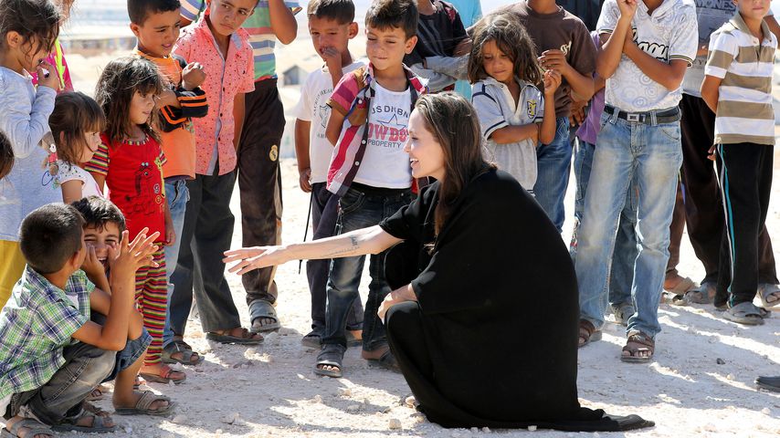 Angelina Jolie in einem Flüchtlingscamp