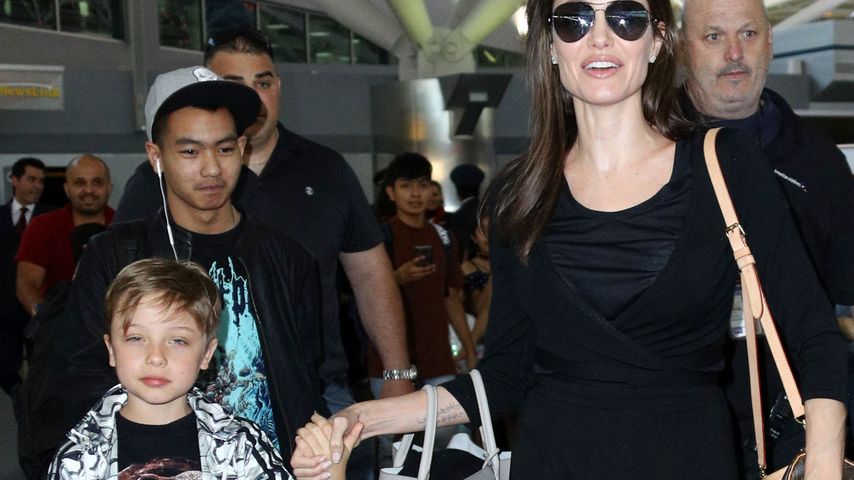 Angelina Jolie, Knox und Maddox Jolie-Pitt am Flughafen New York