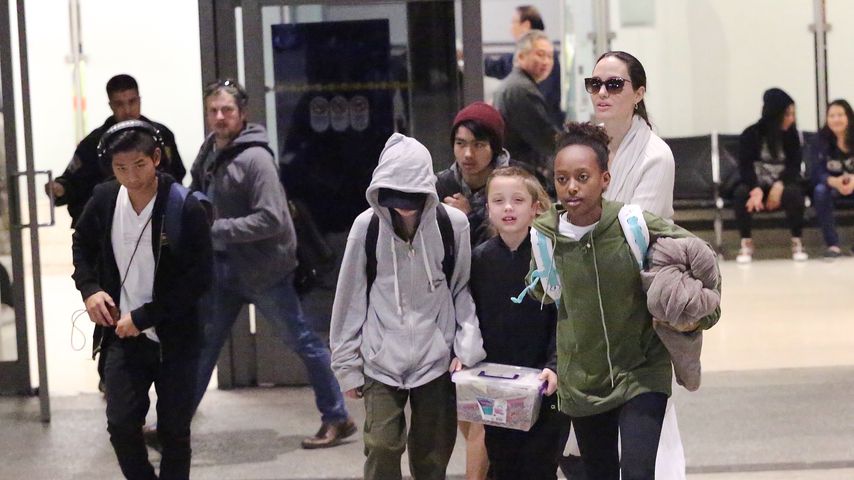 Angelina Jolie mit ihren Kindern am Flughafen von L.A.
