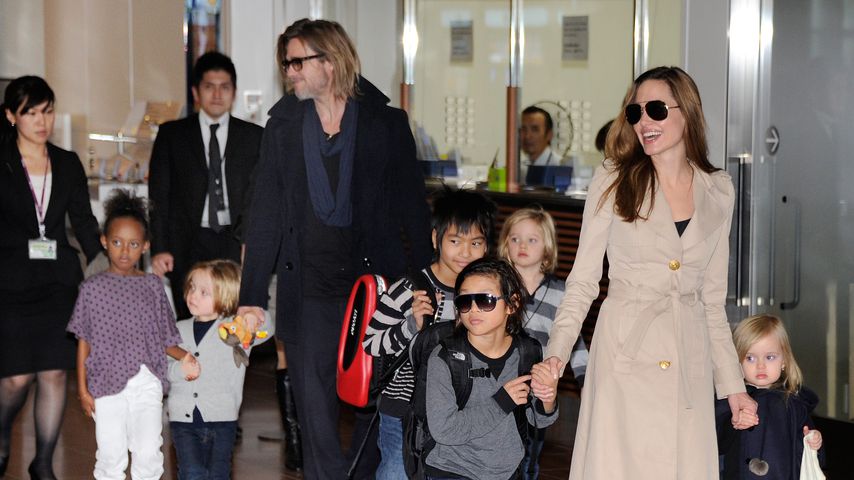 Angelina Jolie und Brad Pitt mit ihren sechs Kindern in Tokio