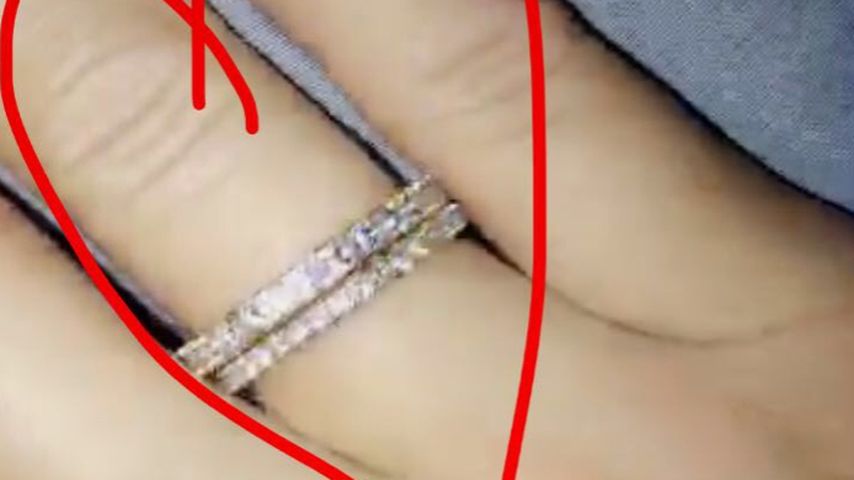 Ann-Kathrin Brömmels zeigt ihren neuen Ring