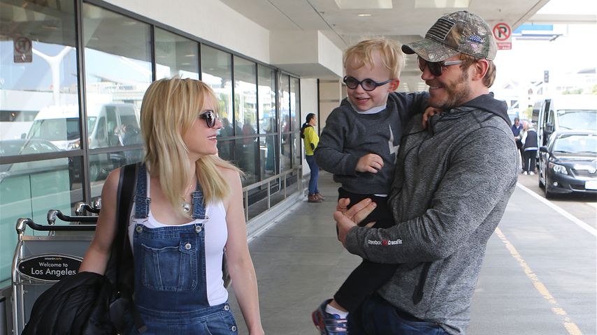 Anna Farris mit Ehemann Chris Pratt und ihrem gemeinsamen Sohn am Flughafen LAX