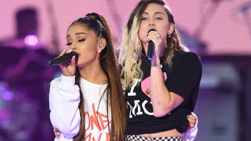 Ariana Grande und Miley Cyrus während "One Love Manchester"