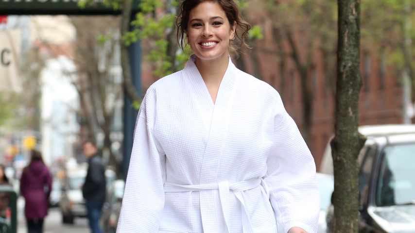 Nanu?! Hier spaziert Ashley Graham im Bademantel durch NY