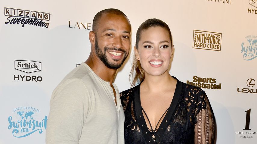 Ashley Graham und Ehemann Justin Ervin auf dem roten Teppich einer Sports Illustrated Veranstaltung