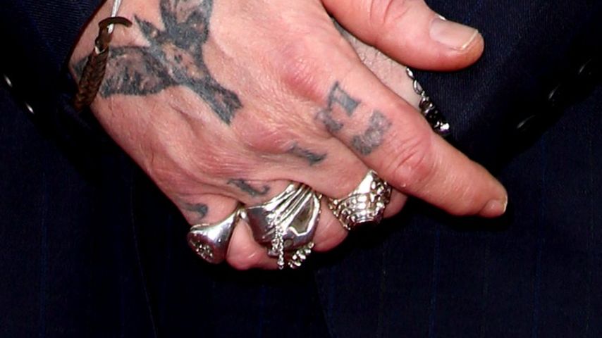 Johnny Depps rechte Hand mit Tätowierungen