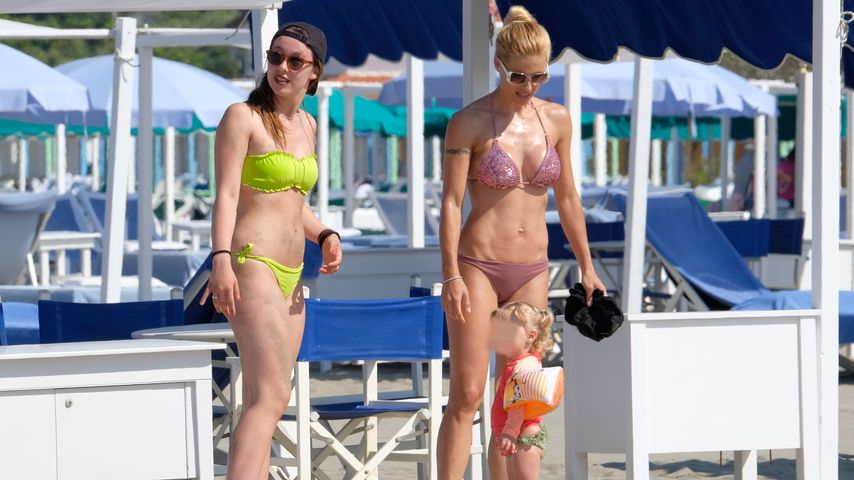 Aurora mit Mutter Michelle und Schwester Celeste in Forte dei Marmi
