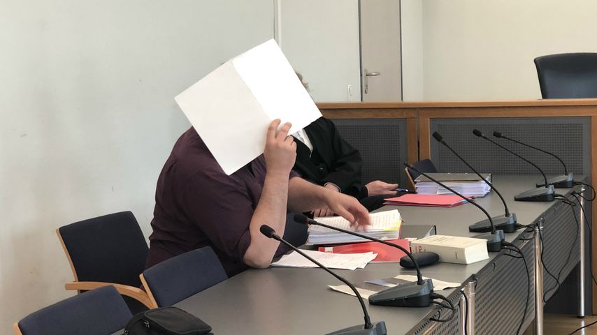 Axel G. mit seinem Anwalt vor dem Landgericht Neubrandenburg