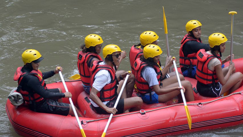 Barack Obama mit Frau Michelle und den Töchtern beim Rafting auf Bali