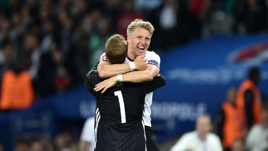 Bastian Schweinsteiger freut sich über sein Tor bei EM 2016