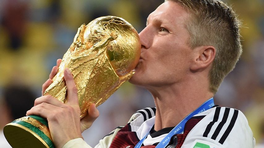 Bastian Schweinsteiger bei der Siegerehrung mit dem WM-Pokal am 13. Juli 2014