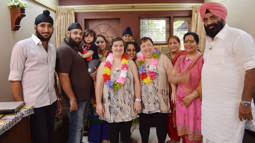 Beate Fischer und Mama Irene zu Besuch bei einer Familie in Indien