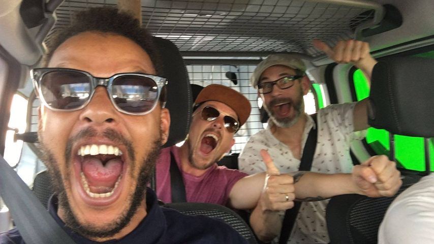 Denyo (vorne), DJ Mad (rechts) sowie Eizi Eiz (links)