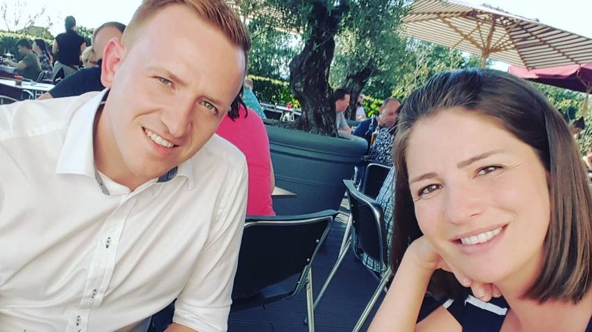Bernadette Kaspar mit ihrem Mann in einem Restaurant