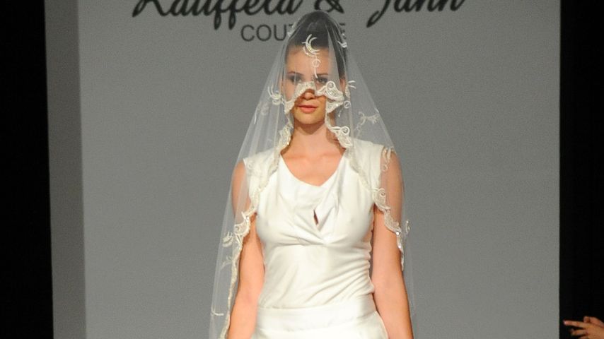 Betty Taube in einem Hochzeitskleid von Kauffeld & Jahn