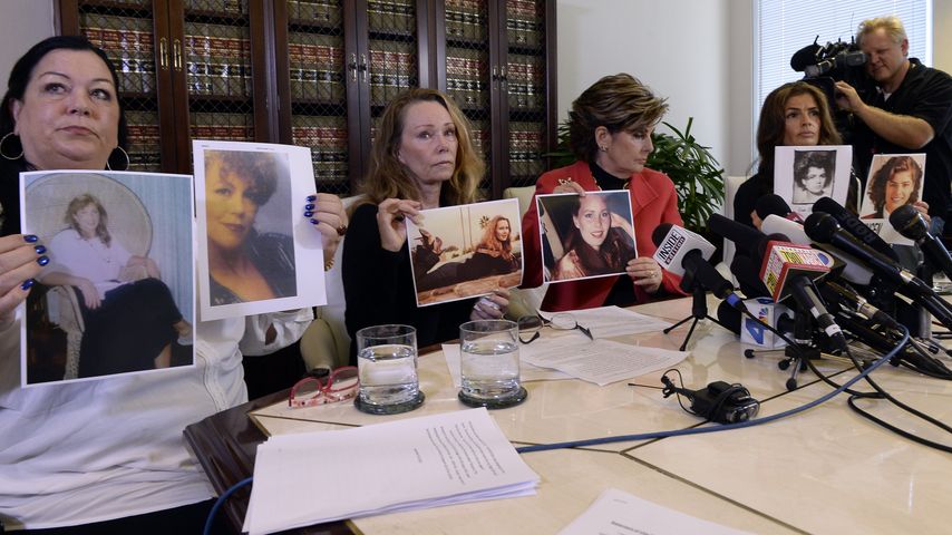 Pamela Abeyta, Sharon Van Ert und Lisa Christie, drei angebliche Cosby-Opfer, mit Anwältin Allred