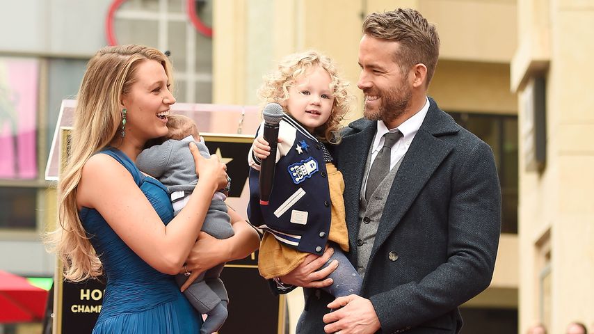 Blake Lively mit ihren Töchtern und Mann Ryan Reynolds bei seiner "Walk of Fame"-Ehrung 2016