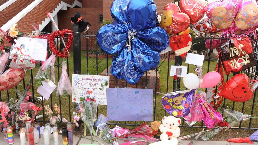 Blumen vor der New Hope Baptist Church für Whitney Houston