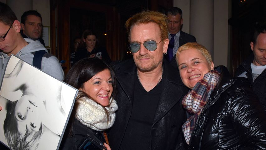 Bono mit Fans in Dublin