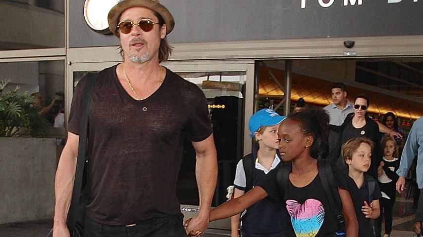 Brad Pitt und Angelina Jolie mit ihren Kindern am LAX