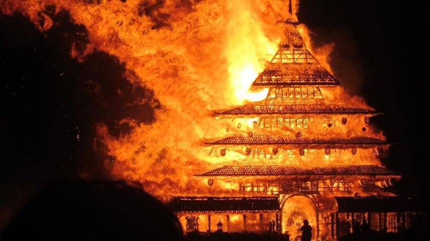 Brennender Tempel beim Burning Man