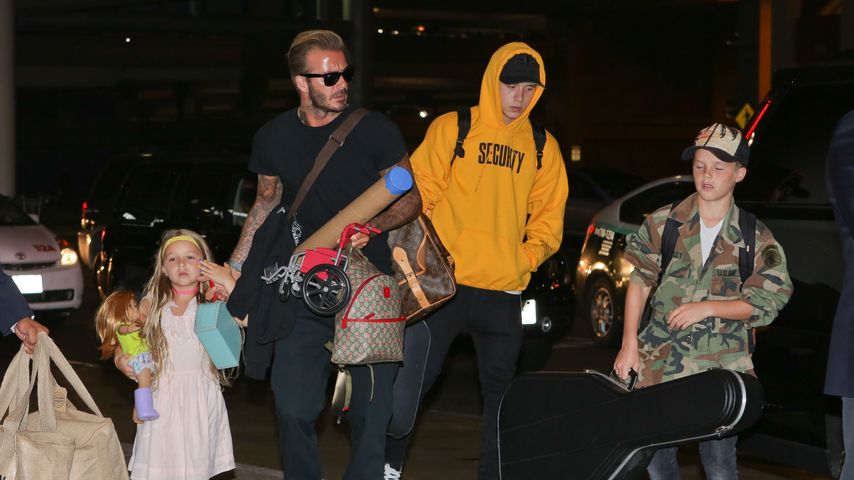 Brooklyn Beckham (3. v. l.) mit Papa David, Schwester Harper (l.) und Bruder Cruz (r.)